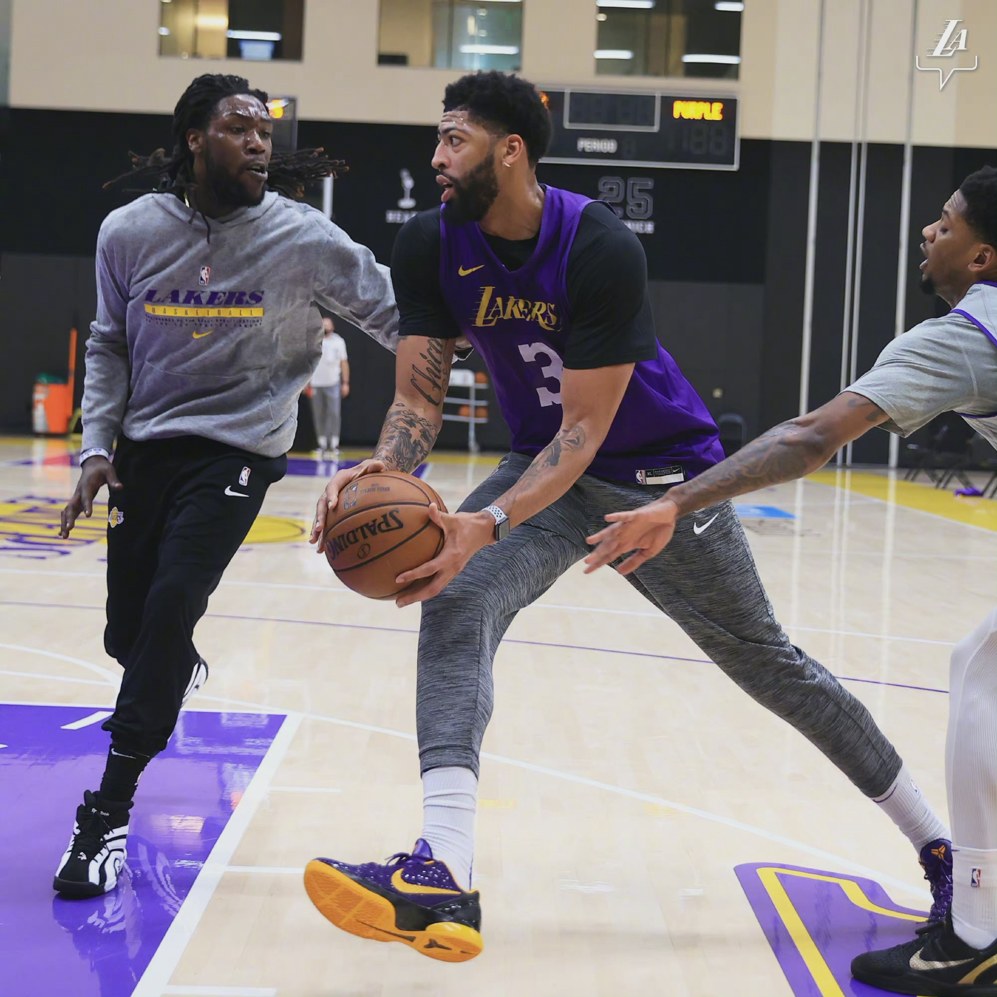 开云体育-瓦伦西亚训练开放日,国际比赛日豪取连胜引欢呼,NBA常规赛在即,团队化学反应显著