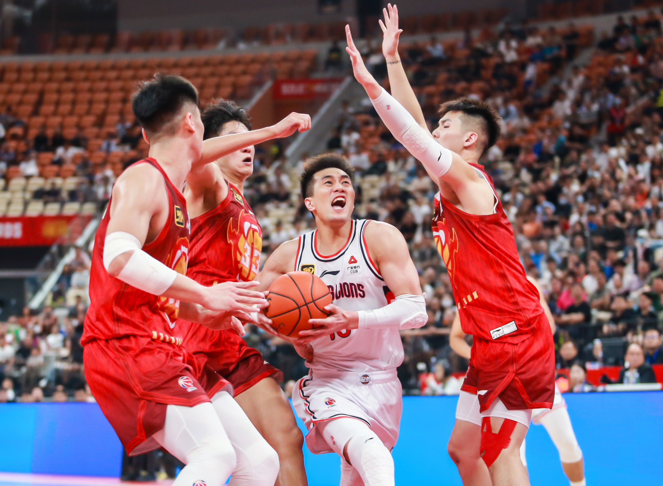 开云体育-中超今夜走向成谜，广州队遗憾出局，目标明确，身体对抗强度拉满