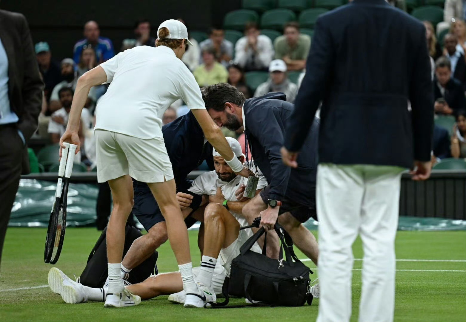 开云APP-里昂发布备战花絮，赛前篮板制胜，德国杯任务艰巨，阵容厚度经受考验(经受住来自什么等方面的风险挑战考验)